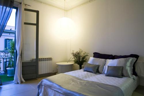 ein Schlafzimmer mit einem Bett und einem großen Fenster in der Unterkunft Balcones y Vistas en el Centro de la Ciudad in Barcelona