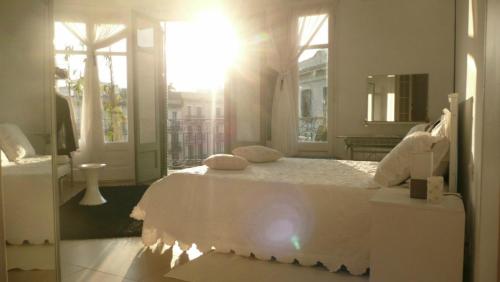 バルセロナにあるBALCONIES AND VIEWS in City centerのベッドルーム(白いベッド1台、窓付)