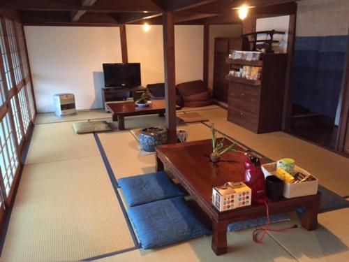 een woonkamer met een bank en een tafel bij Guesthouse En in Ochi