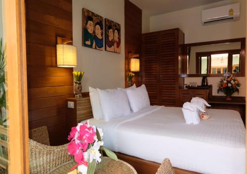 a hotel room with a bed and a mirror at Vieng Mantra Hotel in Chiang Mai