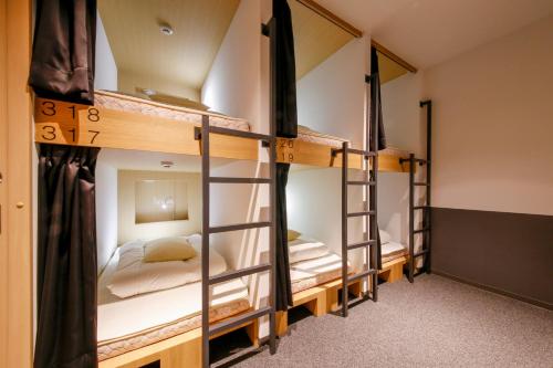 Postel nebo postele na pokoji v ubytování White Hostel Shinsaibashi