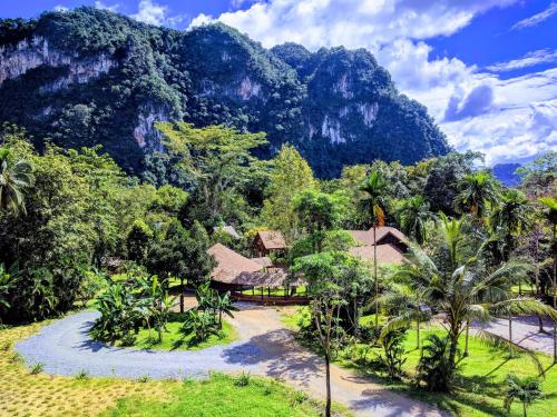 vista su un resort con montagne sullo sfondo di Our Jungle Camp - Eco Resort a Parco Nazionale di Khao Sok