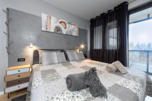 een slaapkamer met een groot bed en een groot raam bij New Gallery Best West Apartment 101 in Zagreb