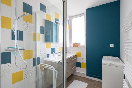 une salle de bain avec douche et lavabo dans l'établissement Le Suroit by Cocoonr, à Saint-Malo