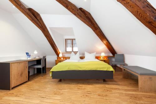 a bedroom with a green bed and a desk at Torstuben in Tettnang
