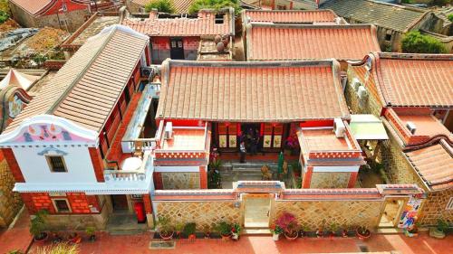 una vista aérea de un edificio con techos naranjas en LuoFunJyu, en Jincheng