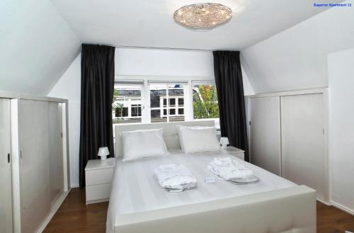 
A bed or beds in a room at Luxury Apartment Delft VI Royal View
