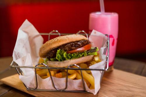 Una cesta con un sándwich y patatas fritas y una bebida. en Skilpadvlei Wine Farm, en Stellenbosch