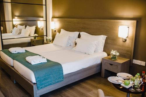 Кровать или кровати в номере Napa Plaza Hotel (Adults Only)