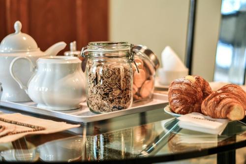 Una mesa de cristal con pasteles y un tarro de semillas de chía. en Romantic Terrace, en Florencia