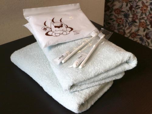 a group of towels and toothbrushes on a table at Pension Eden in Naganohara