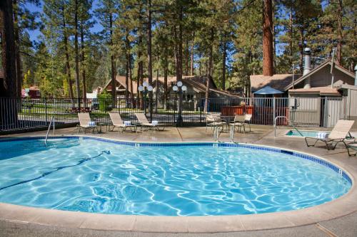 una gran piscina con sillas en un patio en Big Bear Frontier en Big Bear Lake