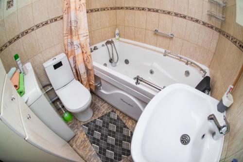 ノヴォシビルスクにあるNSK-Kvartirka, Apartment Bluchera 3のバスルーム(トイレ、洗面台、バスタブ付)