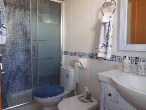 La salle de bains est pourvue de toilettes, d'un lavabo et d'une douche. dans l'établissement Can Vich, à Santanyí