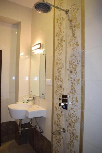 Kylpyhuone majoituspaikassa Suraj Haveli