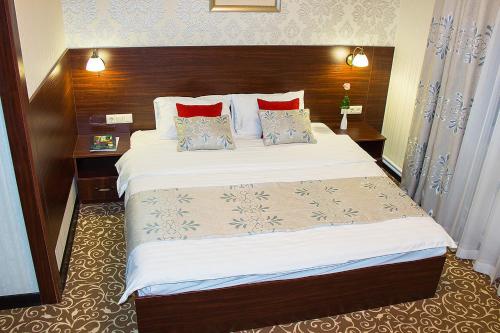 Una cama o camas en una habitación de Silk Way