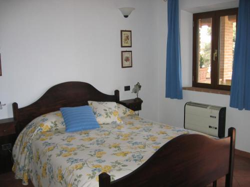 A bed or beds in a room at Agriturismo Podere del Vescovo
