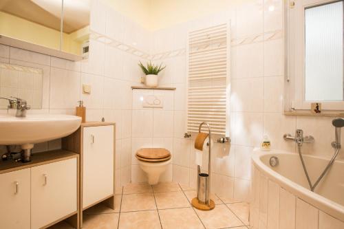 a bathroom with a sink and a toilet and a tub at Ferienhaus-Pressler-Erfurt in Erfurt