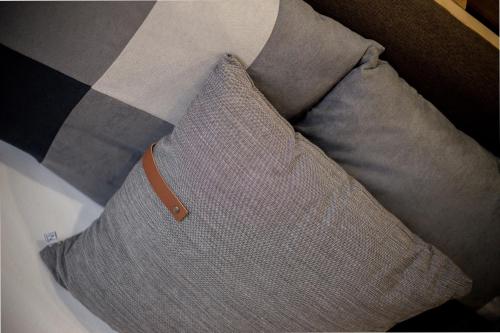 a person wearing a gray sweater with an orange belt at Hotel Carpe Diem in Siófok