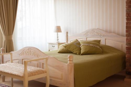 Een bed of bedden in een kamer bij Kalnmuižas pils