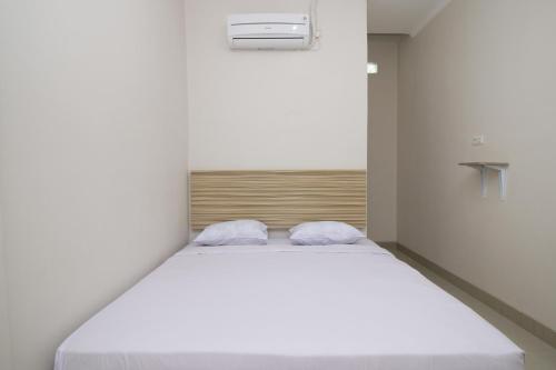 Postel nebo postele na pokoji v ubytování RedDoorz near Jalan Kolonel Haji Burlian Palembang
