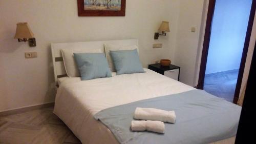 ヘレス・デ・ラ・フロンテーラにあるEl centro de Jerez a tu alcanceのベッドルーム1室(大きな白いベッド1台、タオル付)