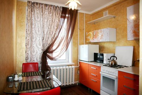 ベレズニキにあるПятилетки 113のキッチン(赤い椅子付)、窓