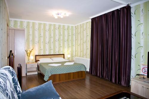 ベレズニキにあるПятилетки 113のベッドルーム1室(ベッド1台付)、窓(カーテン付)