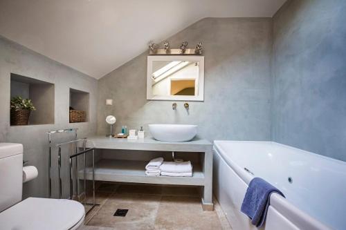 Koupelna v ubytování Almyra Hotel