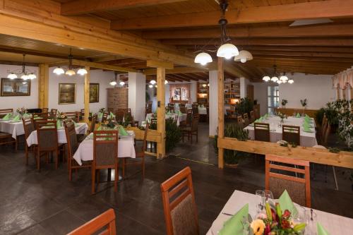 Un restaurant sau alt loc unde se poate mânca la Volcz Családi Birtok