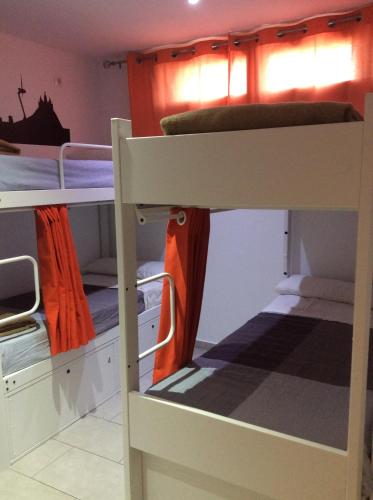 Bunk bed o mga bunk bed sa kuwarto sa Hostelscat