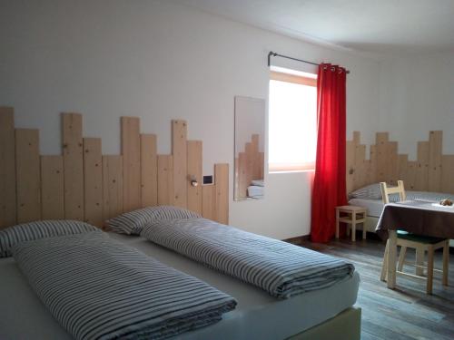 En eller flere senge i et værelse på AGRITURISMO MASO PERTENER -adults only-
