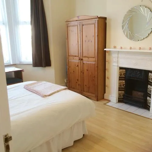 Spacious West London 2 Bedroom Apartment photo 4