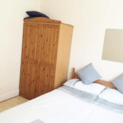Spacious West London 2 Bedroom Apartment photo 11