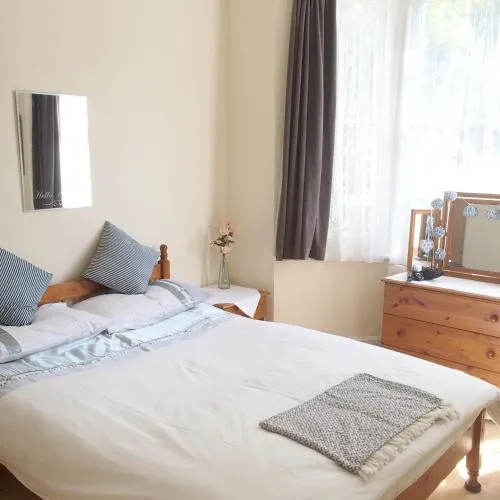 Spacious West London 2 Bedroom Apartment photo 9