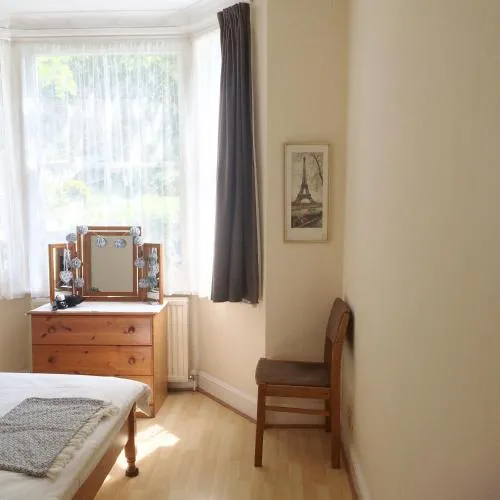 Spacious West London 2 Bedroom Apartment photo 12