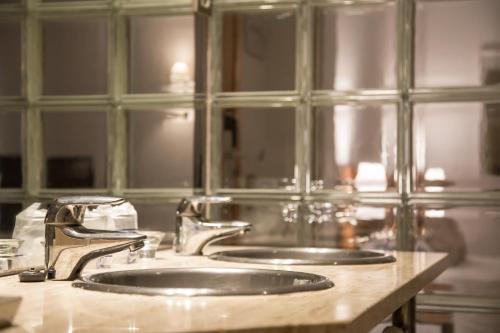 聖卡洛斯拉臘皮塔的住宿－卡洛斯三世酒店，浴室柜台设有两个盥洗盆和镜子