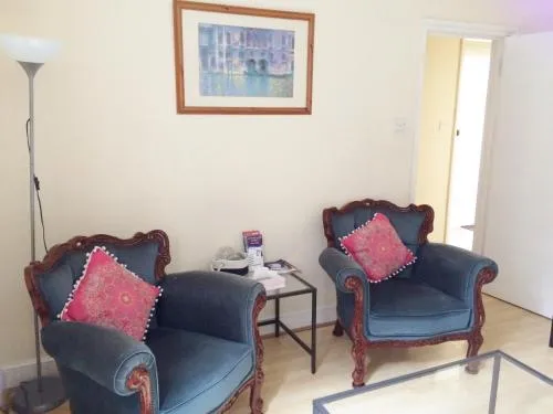 Spacious West London 2 Bedroom Apartment photo 17