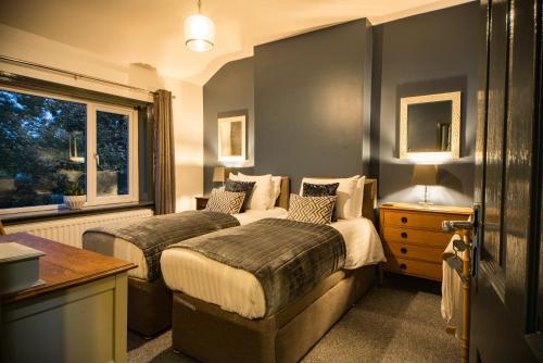 En eller flere senge i et værelse på Barnston House - Heswall - spacious homely holiday home by Rework Accommodation