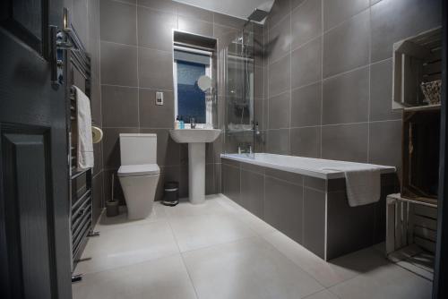 Barnston House - Heswall - spacious homely holiday home by Rework Accommodation tesisinde bir banyo