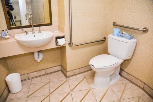 Country Inn & Suites by Radisson, London South, ON