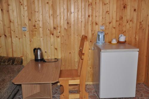 Kuchyň nebo kuchyňský kout v ubytování Сосновий Двір