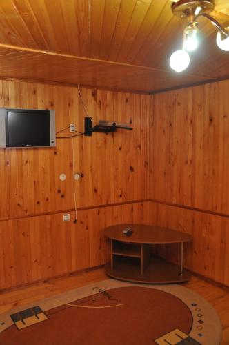 TV a/nebo společenská místnost v ubytování Сосновий Двір