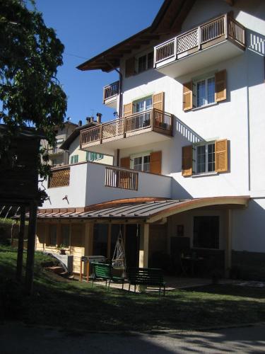 a building with two benches in front of it at Il Granello in Tuenno