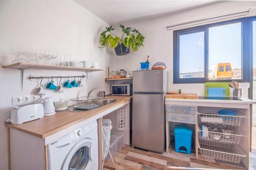 kuchnia z lodówką i zmywarką do naczyń w obiekcie Los Ancones Apartment w Costa Teguise