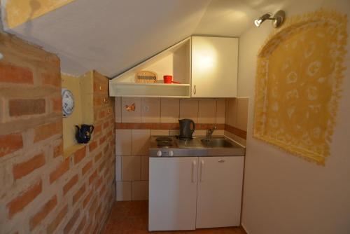 A kitchen or kitchenette at Apartments Palace Mira Mare