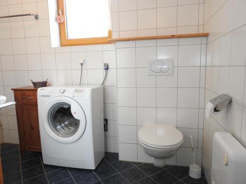 トゥルラッハー・ヘーエにあるALPENFLAIR Wellness Appartment mit Aussicht zum träumenのバスルーム(洗濯機、トイレ付)