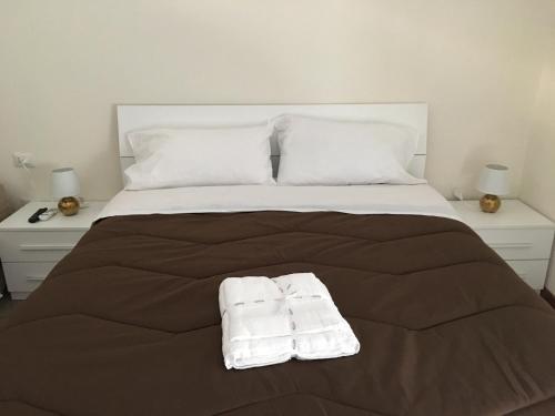 ナポリにあるBed & Breakfast Giuliaのベッド1台(白いタオル2枚付)
