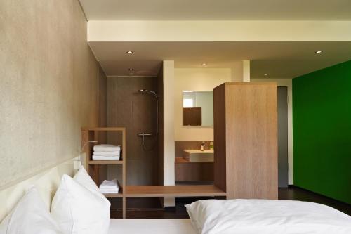 Кровать или кровати в номере a2 HOTELS Plochingen