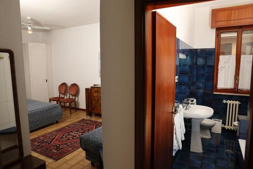 a bathroom with a sink and a toilet at B&B Alle Querce in San Giovanni Rotondo